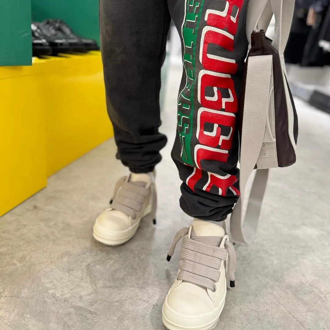 SAINT Mxxxxxx x DENIM TEARS STRUGGLE SWTPNTS/BLK DT co-branded boxing retro distressed sweatpants, washed black S-XL Assute dyeing, whole piece sprayed with horse fade, authentic grade crack printing, mold customization co-branded main mark/washed mark, factory four-needle six-thread workmanship, no bone seams, more comfortable to wear